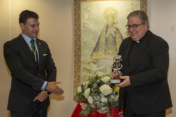 Julián Ros recibe el premio Coronación de 2023