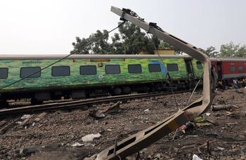 Un error humano, posible causa del choque ferroviario en la India
