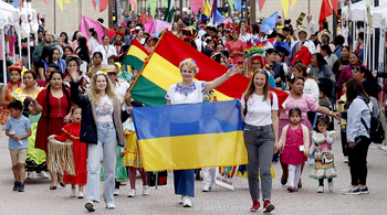 Un multicolor desfile abrió la décima Feria de las Culturas