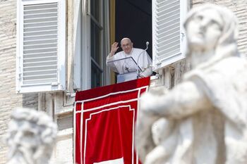 El Papa reaparece ante los fieles para rezar el ángelus