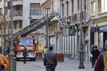 Los bomberos realizan un saneado de fachada en el centro