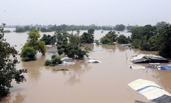 Casi 100 muertos y miles de atrapados en la India por la lluvia