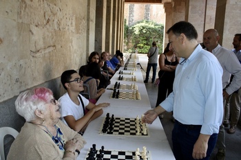Aitana García juega unas simultáneas en el Ayuntamiento