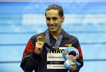 Dennis González, campeón del mundo en solo libre en natación