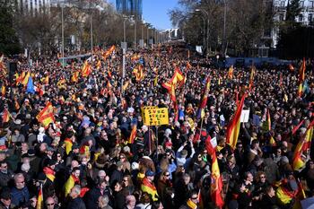 Miles de personas se manifiestan en Madrid contra Sánchez