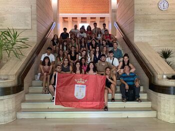 Jóvenes italianos y griegos visitan el Ayuntamiento capitalino