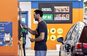 El consumo de combustibles baja un 7% en los meses de verano
