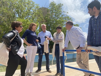 El PSOE se compromete a mejorar la piscina de Argamasón