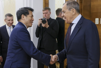 Lavrov aborda con Li el plan de paz chino