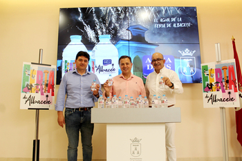 Aquadeus promociona la Feria en cinco millones de botellas