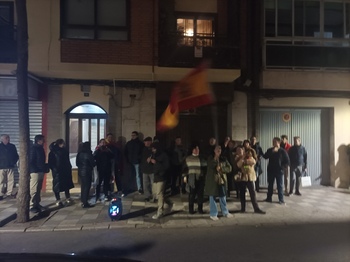 Decenas de personas protestan frente a la sede del PSOE
