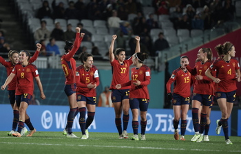 España golea a Zambia (5-0) y se asegura los octavos de final