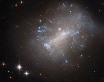 Hubble captura una galaxia irregular ondulante