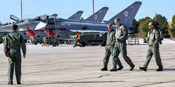 El rey Felipe VI conoce el nuevo curso del TLP en Base Aérea