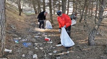 Voluntarios de Cruz Roja limpian el entorno de Higueruela