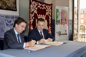 Serrano y Almeida firman un protocolo de proyección turística