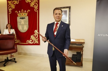 Manuel Serrano recupera el bastón de mando como alcalde