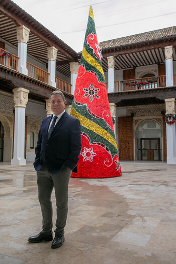Page visita la decoración navideña del Palacio de Fuensalida