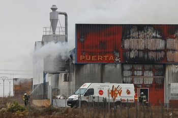 Desalojan una fábrica de La Gineta por un incendio