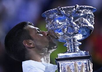 Djokovic se impone a Tsitsipas en Australia