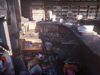 Un incendio provoca graves daños en la bibloteca de Alatoz