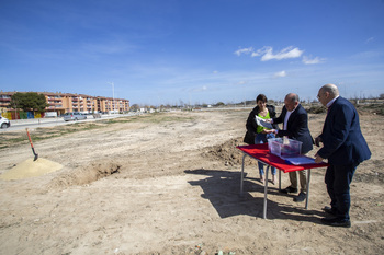 Sáez coloca la primera piedra de 88 nuevas viviendas públicas