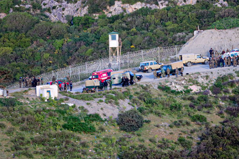 Más de 200 inmigrantes intentan saltar la valla de Ceuta