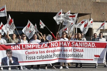 Trabajadores de la limpieza protestan a las puertas Hospital