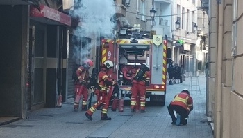 Los bomberos sofocan un incendio en una vivienda
