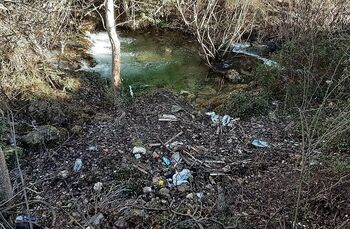 La CHS limpia de basuras y desechos el Arroyo de las Hoyas