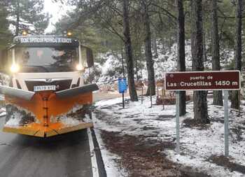 Las máquinas de la Diputación distribuyen sal en la Sierra
