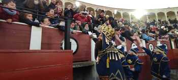 Los Reyes Magos llegan en tren a la plaza de toros