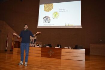 Aitor Sánchez aborda la alimentación saludable en la UCLM