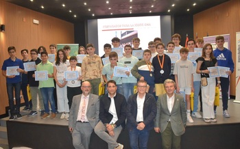 Los ganadores  de la Olimpiada Matemática recogen sus premios