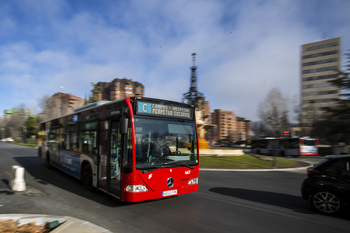 El Ayuntamiento mantendrá la rebaja del 50% en el bus urbano