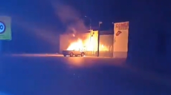 Encuentran un vehículo en llamas en la avenida de los Toreros